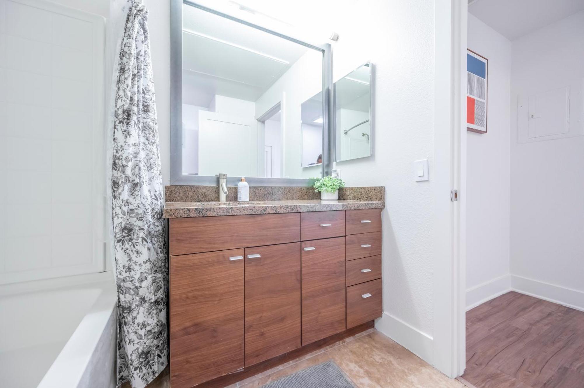 Cozy Management In Mdr Hotel a capsule Los Angeles